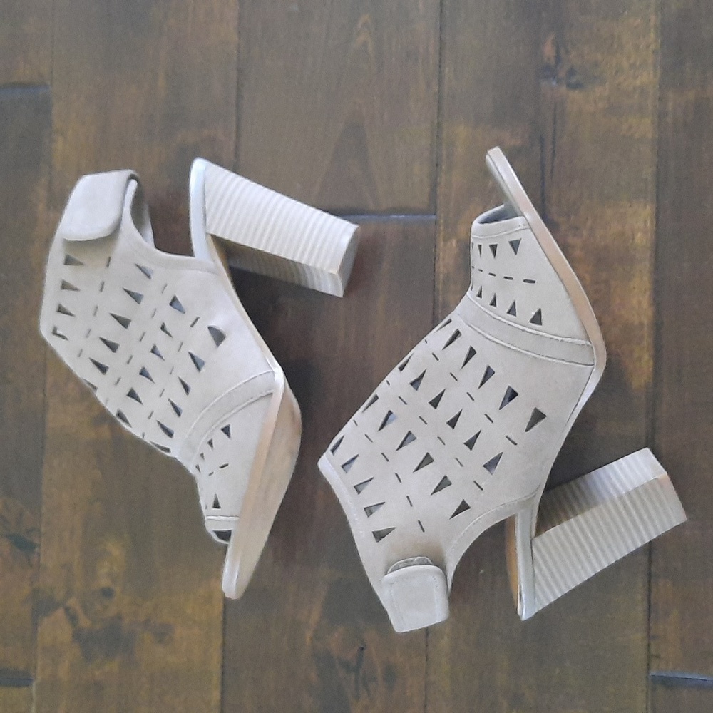 14th & Union Trinton Lea Taupe Laser Cut Open Toe Suede Bootie Sandal size 8